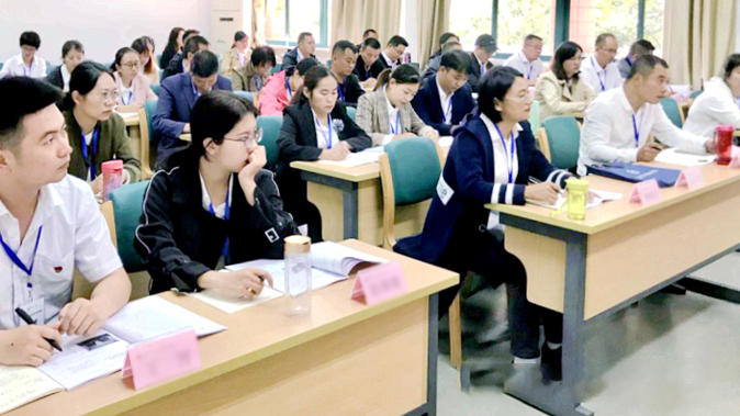 重庆工商大学新时代产业经济干部培训班顺利开班